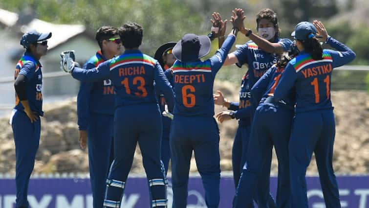 India hold their nerve in record chase to end Australia's winning streak Ind women vs Aus Women 2021: অজিদের জয়ের রথ থামিয়ে শেষ ওয়ান ডে ম্যাচে দুরন্ত জয় ঝুলনদের
