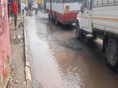 Poor Roads in Ghaziabad: सड़कों के गड्ढे दे रहे हादसों को दावत, गाजियाबाद में जानलेवा होते जा रहे हैं खस्ताहाल रास्ते