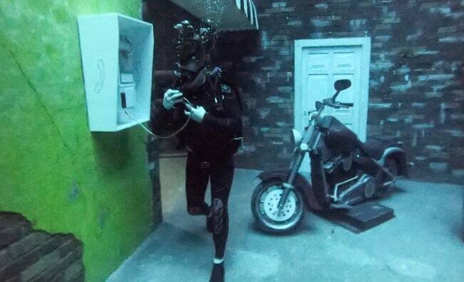 દુબઇઃ દુનિયાભરમાં કેટલાક સ્થળો એવા છે જેને હકીકતમાં માનવા મોટા ભાગના લોકો માટે અસંભવ હોય છે, પરંતુ જ્યારે વ્યક્તિ ખુદ તેનો અનુભવ કરે છે ત્યારે તે અચંબિત થઇ જાય છે. આવો જ એક સ્વિમિંગ પુલ છે દુબઇમાં. ખરેખરમાં આ સ્વિમિંગ પુલ હવે દુનિયાનો સૌથી ઊંડો સ્વિમિંગ પુલ બની ગયો છે. સંયુકત અરબ અમિરાત અને ખાડી દેશોના સૌથી મોટા શહેર દુબઇમાં પૃથ્વી પરનો સૌથી મોટો અને ઊંડો સ્વિમિંગ પુલ તૈયાર કરવામાં આવ્યો છે.