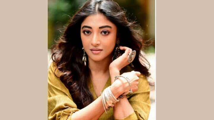 বিদ্যাসাগর কলেজ থেকে রসায়নে স্নাতন হন অভিনেত্রী।