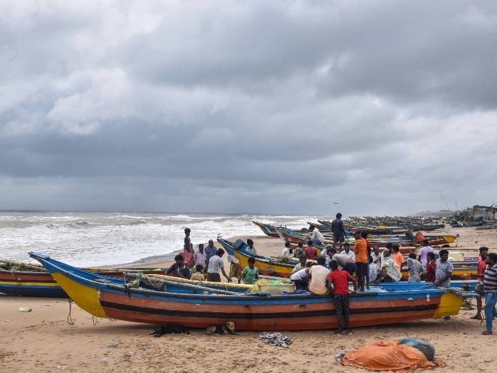Cyclone Gulab Live: आंध्र प्रदेश और ओडिशा के तटीय क्षेत्रों में लैंडफॉल प्रक्रिया शुरू, श्रीकाकुलम के पांच मछुआरे तेज लहरों से टकराकर समुद्र गिरे