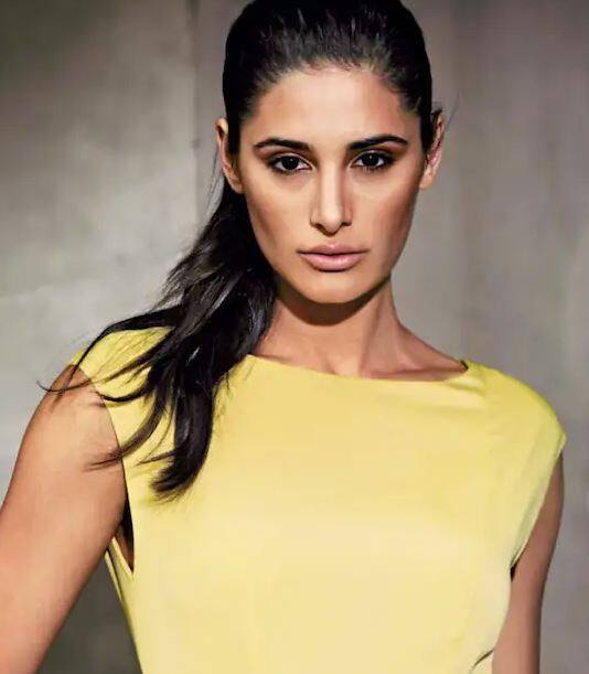 ਫਿਲਮ 'ਰੌਕਸਟਾਰ' ਨਾਲ ਪ੍ਰਸ਼ੰਸਕਾਂ ਦੇ ਦਿਲਾਂ 'ਤੇ ਰਾਜ ਕਰਨ ਵਾਲੀ ਅਭਿਨੇਤਰੀ ਨਰਗਿਸ ਫਾਖੀਰੀ ਦਾ ਕੱਦ 5 ਫੁੱਟ 7 ਇੰਚ ਹੈ।