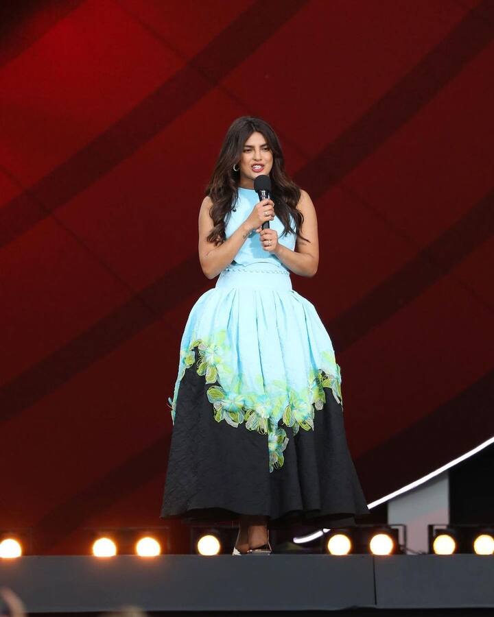 इस दौरान प्रियंका चोपड़ा ने Fluffy गाउन पहना हुआ था और उनके इस लुक के इंटरनेशनल मीडिया में भी खूब चर्चे हो रहे हैं.