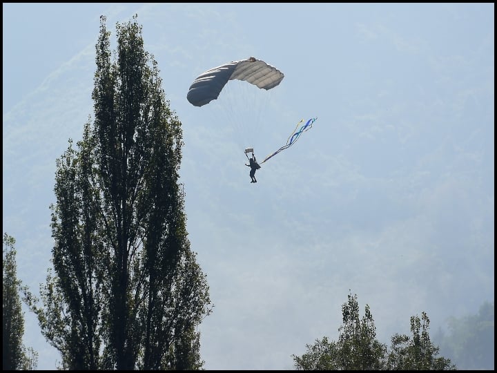 वायुसेना दिवस से पहले अजादी के अमृत महोत्सव के अंतर्गत एयरफोर्स ने जम्मू कश्मीर प्रशासन के साथ मिलकर इस एयर-डिसप्ले का आयोजन किया था. इस एयरो शो में भारतीय वायुसेना की एयरोबैटिक 'सूर्यकिरण' और 'आकाश-गंगा' टीम ने भी अपने करतब से श्रीनगर के लोगों का  दिल जीत लिया. वायुसेना की सूर्यकिरण टीम में नौ (09) हॉक एयरक्राफ्ट ने बेहद ही खूबसूरती से एक साथ अपने प्रदर्शन किया, जिसे देखकर वहां मौजूद लोग मंत्र-मुग्ध हो गए.  सूर्यकिरण टीम देश-विदेश के आसमान में अपने विमानों से करतब दिखाने के लिए खासी जानी जाती है.