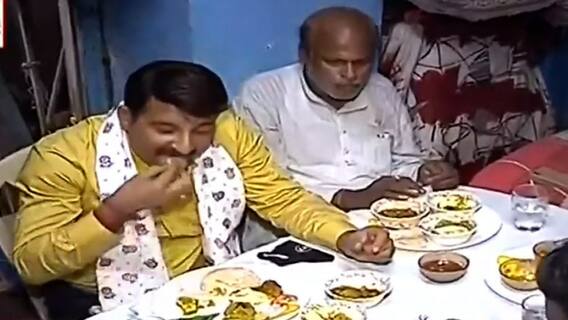 WB By-Poll: ভবানীপুরে BJP প্রার্থীর হয়ে প্রচারে মনোজ তিওয়ারি, দলীয় কর্মীর বাড়িতে সারলেন খাওয়া দাওয়া | Bangla News