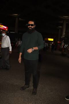 In Pics: KGF सुपरस्टार यश को एयरपोर्ट पर देखकर बेकाबू हुए फैंस, सेल्फी लेने के लिए लग गई भीड़, देखें तस्वीरें