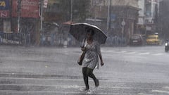 Weather Update: কলকাতায় সরাসরি প্রভাব পড়বে না 'গুলাব'-এর, শহরে বিক্ষিপ্ত বৃষ্টি | Bangla News