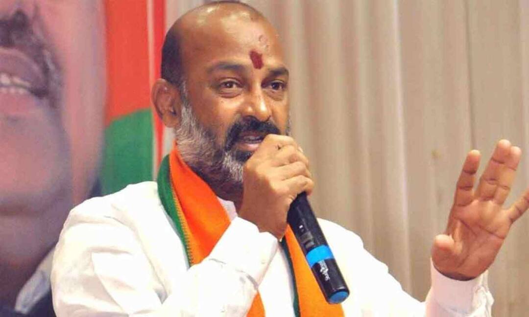 TS BJP president Bandi Sanjay Kumar comments on TRS party Bandi Sanjay: దివ్యాంగులంటే కేసీఆర్‌కు ఎందుకంత చులకన? టీఆర్ఎస్‌పై బండి సంజయ్ ఆగ్రహం