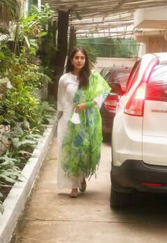 ਵਾਈਟ ਪਲਾਜ਼ੋ ਤੇ ਹਰੀਆਂ ਚੂੜੀਆਂ ਪਾ ਕੇ ਸਾਰਾ ਅਲੀ ਖਾਨ ਨੇ ਦਿਖਾਏ ਨਵਾਬੀ ਠਾਠ, ਦੇਖੋ ਖੂਬਸੂਰਤ ਤਸਵੀਰਾਂ