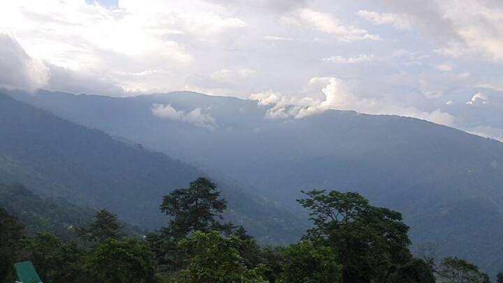 পুজোর ছুটি মানেই চলো লেটস গো! ব্যাকপ্যাক নিয়ে বেরিয়ে পড়া পাহাড়, চা-বাগান, নদী, ঝরনার টানে। পর্যকদের পছন্দের তালিকায় বরাবরই ওপরে থাকে দার্জিলিং।