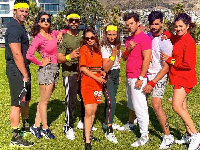 फिनाले एपिसोड में धमाकेदार टास्क के साथ-साथ जमकर मस्ती और धमाल भी हुआ. कुछ मजेदार फनी टास्क कंटेस्टेंट से करवाए गए तो कुछ रोहित शेट्टी करते हुए दिखे. (फोटो – सोशल मीडिया)