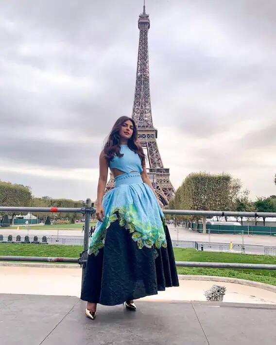 આ દરમિયાન પ્રિયંકાએ પોતાના લૂકને હાઇ હીલ્સની સાથે ટીમ અપ કર્યો.