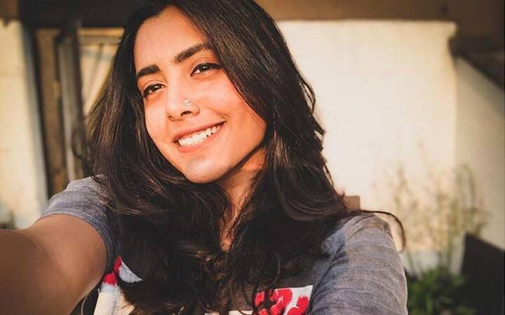 शुभांगी गोखले आणि मोहन गोखलेंची कन्या सखी गोखलेने फोटोग्राफीचे उच्च शिक्षण घेतले आहे. मोहन गोखलेंच्या निधनानंतर सखीचा सांभाळ तिची आई शुभांगी गोखले यांनी केला आहे. सखीने अभिनेता सुव्रत जोशीसोबत लग्न केला आहे. या दोघी मायलेकींची जोडी मराठी सिनेवर्तुळात सर्वांच्याच आवडीची आहे. मातृदिनी सखीने तिच्या आईसाठी लिहिलेलं पत्र प्रचंड गाजले होते.