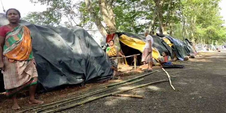 West Midnapore Pingla Paschimchak village in submerged West Midnapore: রাস্তায় আশ্রয় গ্রামবাসীদের, জলমগ্ন পশ্চিম মেদিনীপুরের পিংলার পশ্চিমচক গ্রাম