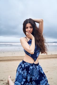 Actress vedhika pics: கடற்கரையில் கவர்ச்சியில் கலக்கும் நடிகை வேதிகா..!