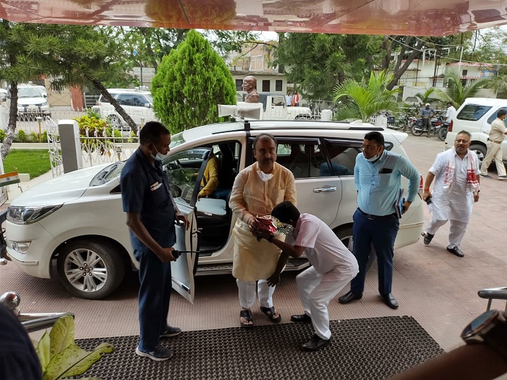 उम्र में छोटे स्वास्थ्य मंत्री के सिविल सर्जन ने छुए पैर, तस्वीर वायरल होते ही लोगों ने दी ऐसी प्रतिक्रिया