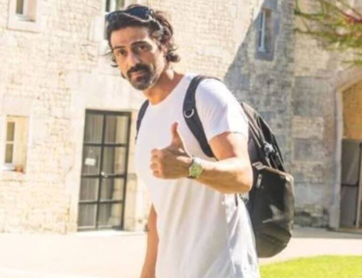 चार्जशीटनुसार मुंबई एनसीबीने 3 डिसेंबर  2020 ला रिपब्लिक ऑफ साऊथ आफ्रिकेच्या काउंसलेट जनरलला लिहिलेल्या पत्रात लिहिले होते की, एनसीबीने बॉलीवूड अभिनेत्री रिया चक्रवर्तीला अटक केली. त्याच प्रकरणात अर्जुन रामपाल देखील संशयित आहे. एनसीबीला शंका आहे की, अर्जुन रामपाल भारत सोडून दक्षिण आफ्रिकेला जाण्याची शक्यता आहे. दरम्यान अर्जुनने आपल्या जबाबामध्ये एनसीबीने म्हटले आहे की, जी औषधे एनसीबीने जी औषधे जप्त केली. ती बहिणीची एनिकसिटीची औषधे होती. 