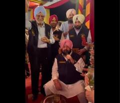 ਮਨ ਹੌਲ਼ਾ ਕਰਨ ਲਈ ਕੈਪਟਨ ਅਮਰਿੰਦਰ ਨੇ ਫੜਿਆ ਮਾਇਕ, ਫੌਜੀ ਦੋਸਤਾਂ ਨਾਲ ਗਾਏ ਪੁਰਾਣੇ ਫ਼ਿਲਮੀ ਗੀਤ