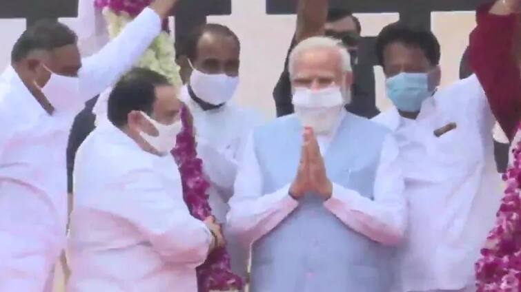 pm narendra modi return from america bjp grand welcome ntc અમેરિકા પ્રવાસથી પરત ફર્યાં PM મોદી, એરપોર્ટ પર  જેપી નડ્ડાએ કર્યું ભવ્ય સ્વાગત  કહ્યું, 'દુનિયાની  નજરમાં ભારતની તસવીર બદલાય ગઇ'