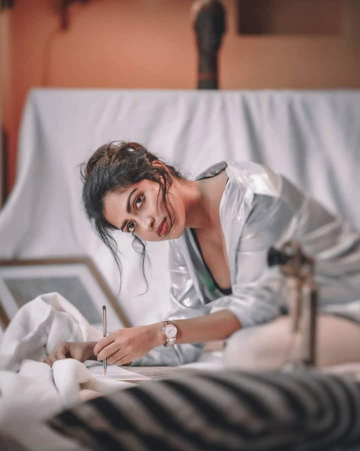 ‘ఆహా’లో స్ట్రీమ్ అవుతున్న ‘కుడి ఎడమైతే’ వెబ్సీరిస్ ద్వారా తెలుగు ప్రేక్షకులను మెప్పించింది. త్వరలోనే ఈ వెబ్ సీరిస్ రెండో సీజన్ కూడా విడుదల కానుంది. - Image Credit: Amala Paul/Instagram