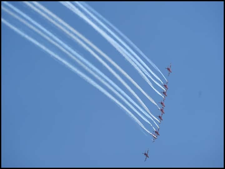 रविवार की सुबह कश्मीर घाटी की डल झील का आसमान सुखोई और मिग-21 बाइसन लड़ाकू विमान की गर्जना से थर्रा उठा. सुखोई लड़ाकू विमानों ने कई हजार फीट की उंचाई पर त्रिशूल फॉर्मेशन से लेकर कई मैन्युवर किए. वायुसेना के सबसे पुराने फाइटर जेट में से एक, मिग-21 बाइसन भी इस एयर-डिसप्ले का हिस्सा बने. ये वही बाइसन एयरक्राफ्ट है जिसपर उड़ान भरकर विंग कमांडर अभिनंदन ने पाकिस्तान के एफ-16 लड़ाकू विमान को मार गिराया था.