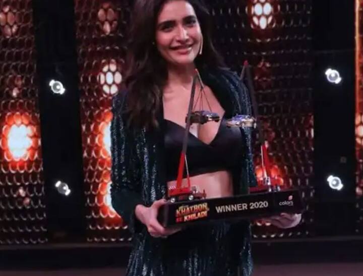 टीव्ही अभिनेत्री करिश्मा तन्नानं 'खतरों के खिलाडी 10' ची ट्रॉफी जिंकली होती. तिनं फायनलमध्ये  करण पटेल आणि धर्मेश येलांडेला हरवलं होतं.