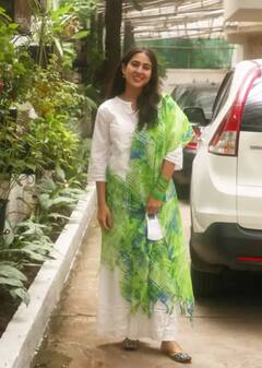 ਵਾਈਟ ਪਲਾਜ਼ੋ ਤੇ ਹਰੀਆਂ ਚੂੜੀਆਂ ਪਾ ਕੇ ਸਾਰਾ ਅਲੀ ਖਾਨ ਨੇ ਦਿਖਾਏ ਨਵਾਬੀ ਠਾਠ, ਦੇਖੋ ਖੂਬਸੂਰਤ ਤਸਵੀਰਾਂ