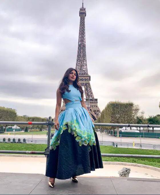 प्रियंकानं आयफेल टॉवर समोरील आपला फोटो शेअर केला आहे. तिच्या या क्लासी लूकवर पती निक जोनासही फिदा झाला आहे.