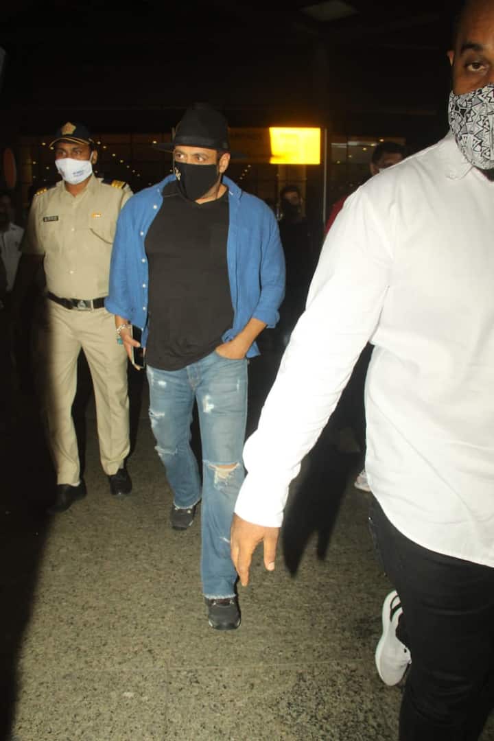 रविवार को एयरपोर्ट पर सलमान खान को स्पॉट किया गया. सलमान खान दबंग अंदाज में दिखाई दिए. इस दौरान सलमान खान ब्लू डेनिम, ब्लू ओपन शर्ट और ब्लैक टीशर्ट में स्पॉट हुए.