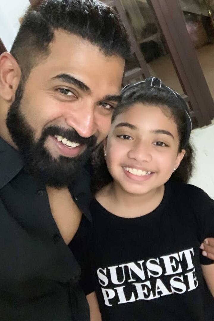 அருண்விஜய் தனது மகள் பூர்வி விஜயுடன்