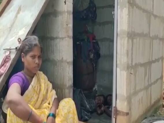 మరుగుదొడ్డే ఆ తల్లీపిల్లలకు నివాసం