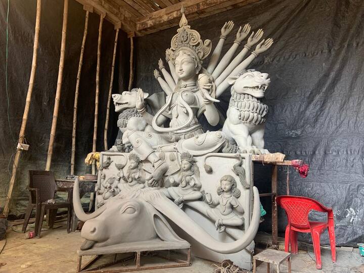 এই থিমের ভাবনা শিল্পী রাজু সরকারের। জানান হয়, পরিবেশবিদরা সতর্ক করেছেন সমুদ্রের জলস্তর বাড়ছে। এভাবে চললে কিছু বছর পর কলকাতার নিচু জায়গাগুলো জলে ডুবে যাবে।