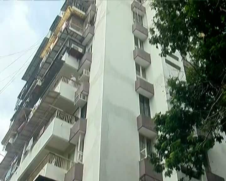 Two residential apartments declared containment zones in Surat ગુજરાતના આ મોટા શહેરમાં કોરોનાના કેસોમાં ઉછાળો આવતાં એપાર્ટમેન્ટ કરાયું સીલ, લોકોના બહાર નિકળવા પર પ્રતિબંધ...