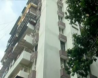 ગુજરાતના આ મોટા શહેરમાં કોરોનાના કેસોમાં ઉછાળો આવતાં એપાર્ટમેન્ટ કરાયું સીલ, લોકોના બહાર નિકળવા પર પ્રતિબંધ...