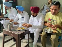 ਚਰਨਜੀਤ ਚੰਨੀ ਤੇ ਸੁਖਜਿੰਦਰ ਰੰਧਾਵਾ ਪਹੁੰਚੇ ਮ੍ਰਿਤਕ ਖੇਤ ਮਜ਼ਦੂਰ ਦੇ ਘਰ, ਪਰਿਵਾਰ ਨਾਲ ਬੈਠ ਕੇ ਖਾਧਾ ਖਾਣਾ