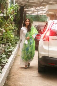 सफेद प्लाजो पर हरी-हरी चूड़ियां पहन Sara Ali Khan ने दिखाए नवाबी ठाठ, हरा दुपट्टा ओढ़ लगीं खूबसूरत