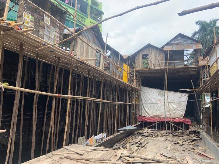 এবারে ৮০ বছরে পড়ছে খিদিরপুর পল্লি শারদীয়া। থিমের নাম দেওয়া হয়েছে- অভিযোজন।