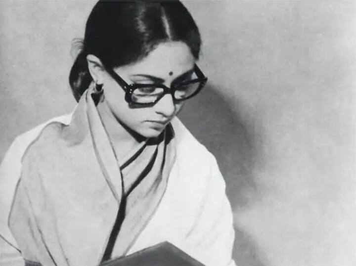 अभिषेकने त्याच्या इंस्टाग्राम अकाउंटवर जया बच्चनने केलेल्या काही चित्रपटांचे फोटोदेखील चाहत्यांसाठी शेअर केले आहेत. त्या फोटोंसोबत त्याने एक हृदयस्पर्शी संदेशदेखील लिहिला आहे.