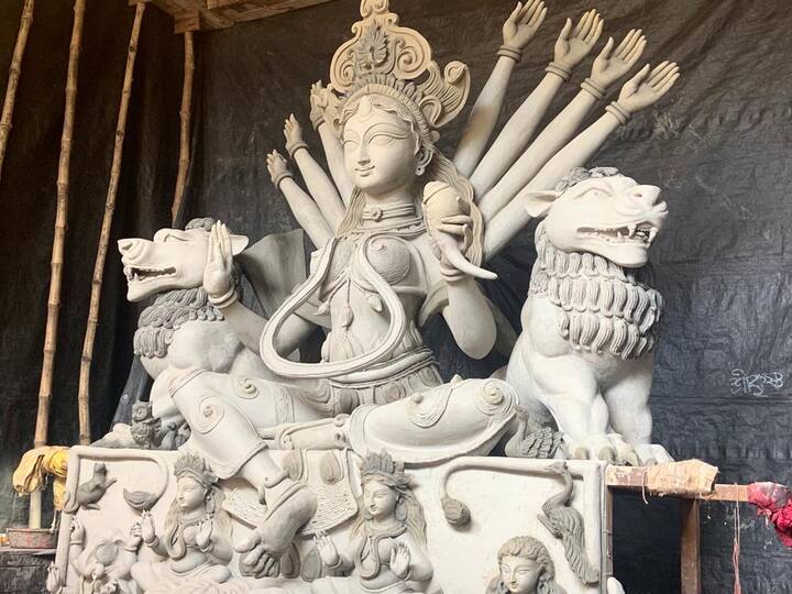 সঞ্চয়ন মিত্র, কলকাতা: করোনাকালে পুজো বাজেটে কাটছাঁট হলেও থিমের ভাবনায় কোনও কাটছাঁট হয়নি। বরং অভিনবত্ব রেখেই সেজে উঠছে শহরের বিভিন্ন মণ্ডপ।