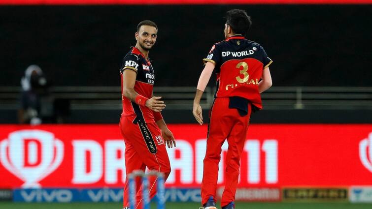 IPL 2021: RCB bowler and purple cap holder Harshal Patel first Hat-trick in IPL this season against MI Harshal Patel Hat-trick: RCBના બોલર અને પર્પલ કેપ હોલ્ડર હર્ષલ પટેલની મુંબઈ સામે આ સિઝનથી પ્રથમ હેટ્રિક