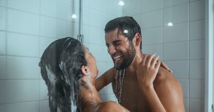 sexual health safety precautions to take if you are planning to have sex in  bathroom பாத்ரூம் செக்ஸ் வைப்பவரா... கொஞ்சம்... இல்லை இல்லை.. ரொம்ப கேர்புள் என்கிறார்கள்!