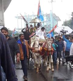 In Pics: గుర్రపు బండ్లపై అసెంబ్లీకి కాంగ్రెస్ నేతలు, గేటు ముందు నిరసన.. భారీగా ట్రాఫిక్ జామ్