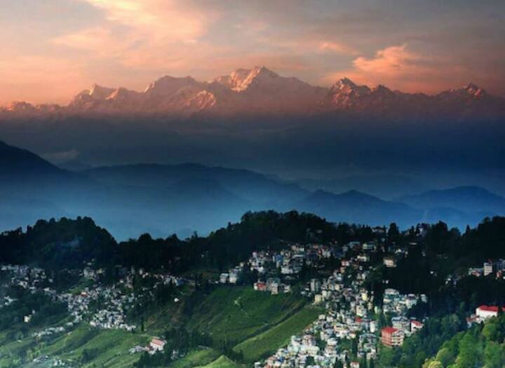 दार्जिलिंग: दार्जिलिंगला क्वीन ऑफ हिल्स म्हटलं जातं. पश्चिम बंगाल स्थित दर्जिलिंग हे चहाच्या मळ्यांसाठीही विशेष प्रसिद्ध आहे. याशिवाय येथील डोंगर दऱ्यांमध्ये विस्तारलेली हिरवीगार वनराई पर्यटकांवर नेहमीच भूरळ घालते.