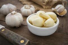 Benefits of Eating Garlic: રોજ ખાલી પેટ લસણ ખાવાથી વજન ઉતરવાની સાથે થાય છે આ અદભૂત ફાયદા