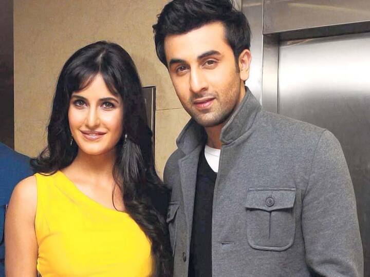 Katrina Kaif: रणबीर कपूर और कैटरीना कैफ ने 'अजब प्रेम की ग़ज़ब कहानी' में एक शानदार केमिस्ट्री शेयर की. मीडिया रिपोर्ट्स के मुताबिक, इसी फिल्म की शूटिंग के दौरान दोनों प्यार में पड़ गए थे. इतना ही नहीं दोनों का रिश्ता शादी तक भी पहुंच गया था लेकिन ये जोड़ी भी टूट गई.