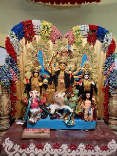 Durga Puja 2021 Exclusive: ' ১৮ টি ভাগে অন্নভোগ নিবেদন করা হয় মা দুর্গাকে' ছবিতে সাবর্ণ রায়চৌধুরী পরিবারের পুজো