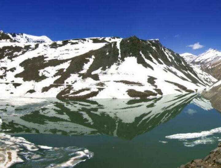 लडाख: हे असे स्थान आहे, जिथे तुम्ही फक्त मे महिन्याच्या शेवटी जाऊ शकता. बाईकवरुन लडाखला जाण्याची तरुणांमध्ये वेगळीच क्रेझ असते. इथे पाहण्यासारखी अनेक ठिकाणे आहेत.