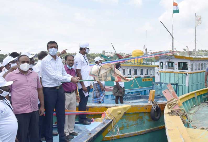 குமரி கடற்கரையில் படகுகள் அணிவகுப்பு - குமரி மாவட்ட ஆட்சியர் துவங்கி வைத்தார்