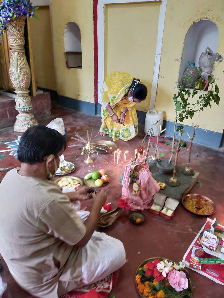 সাবর্ণ রায় চৌধুরী বাড়ির পুজো মোট ৮টি বাড়িতে হয়। তার মধ্যে আছে, আটচালা বাড়ি, বড় বাড়ি, বেনাকি বাড়ি , মেজো বাড়ির পুজো, কালীকিঙ্কর ভবনের পুজো, মাঝের বাড়ি পুজো। এছাড়াও বিরাটি বাড়ি ও নিমতা বাড়িতে পুজো হয়ে আসছে। বিদ্যাপতি রচিত দুর্গাভক্তিতরঙ্গিনী রীতি-নিয়ম মেনে এখানে পূজিত হন দশপ্রহরধারিণী।