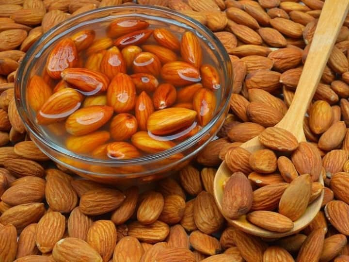 you should use soaked almonds cause and benefits badam chilkar kyu khayein How To Use Almonds: क्यों दी जाती है बादाम भिगोकर और छीलकर खाने की सलाह, ये है असली वजह